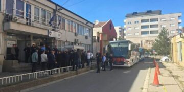 Raportohet se janë arrestuar katër persona pasi protestuan kundër vizitës së Von der Leyen në Prishtinë