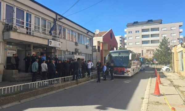 Raportohet se janë arrestuar katër persona pasi protestuan kundër vizitës së Von der Leyen në Prishtinë