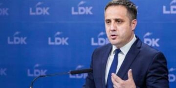 Driton Selmanaj ‘godet’ Vjosa Osmanin, pas shkarkimit të Blerim Isufajt