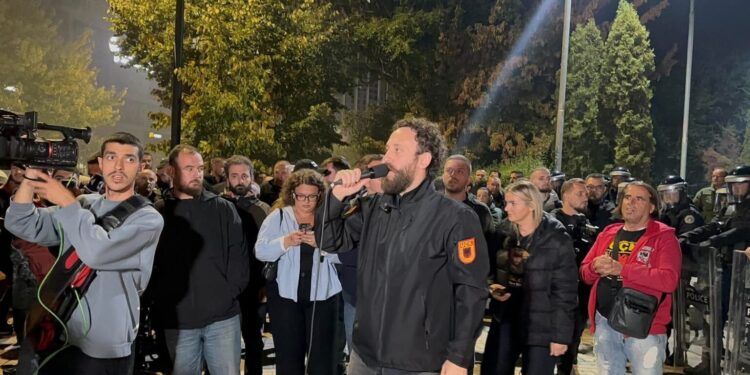 Protestuesit para Ministrisë së Drejtësisë: Procedojeni ligjin, në tavolinë e keni dinjitetin e popullit