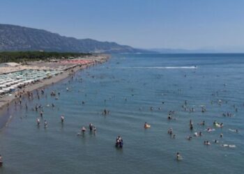 Moti i ngrohtë zgjat sezonin, plazhet e Shqipërisë të mbushura edhe në tetor
