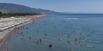 Moti i ngrohtë zgjat sezonin, plazhet e Shqipërisë të mbushura edhe në tetor