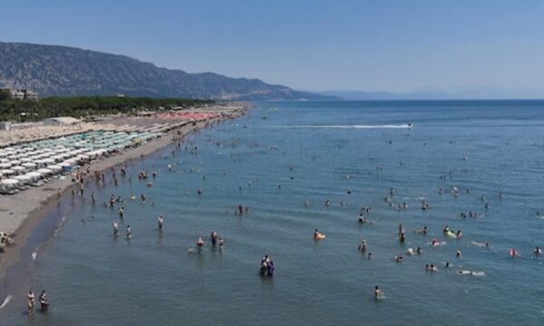 Moti i ngrohtë zgjat sezonin, plazhet e Shqipërisë të mbushura edhe në tetor