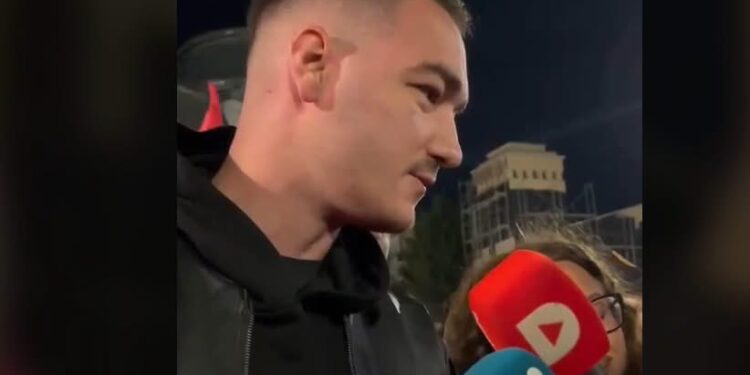 Djali i Kadri Veselit i bashkohet protestës në mbështetje të ish-krerëve të UÇK-së