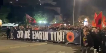 Jo në emrin tim” te Kuvendi: Protestuesit lexojnë emrat e 110 deputetëve, kërkojnë votimin e ligjit pa vonesë