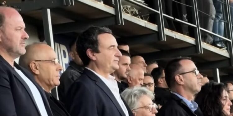 Albin Kurti në stadium për t’i mbështetur dardanët