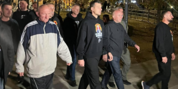 Protestuesit rrethojnë Kuvendin, mes tyre bashkohet edhe Endrit Thaçi