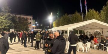 Protestuesit vendosin tendat para Kuvendit, planifikojnë të qëndrojnë deri në mëngjes