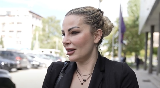 Duda Balje mahnit në veshje tradicionale