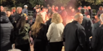 Protestuesit vazhdojë të qëndrojë në shesh, natën do e kalojnë në rrugë