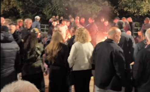 Protestuesit vazhdojë të qëndrojë në shesh, natën do e kalojnë në rrugë