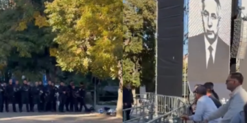 Blindohet me policë hyrja e Qeverisë – protestuesit mobilizohen për të mos lejuar largimin e deputetëve nga Kuvendi
