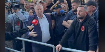 Gucati me protestuesit vendosin kordonin: Deputetët këndej nuk kalojnë