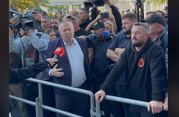 Gucati me protestuesit vendosin kordonin: Deputetët këndej nuk kalojnë