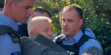E kthyen fizikisht brenda rrethojave, kush është deputeti i VV që protestuesit s’e lejuan të largohet