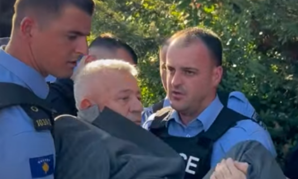 E kthyen fizikisht brenda rrethojave, kush është deputeti i VV që protestuesit s’e lejuan të largohet