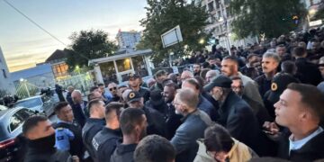 “Hajdeni”, protestuesit do të tentojnë të thyejnë kordonin policor