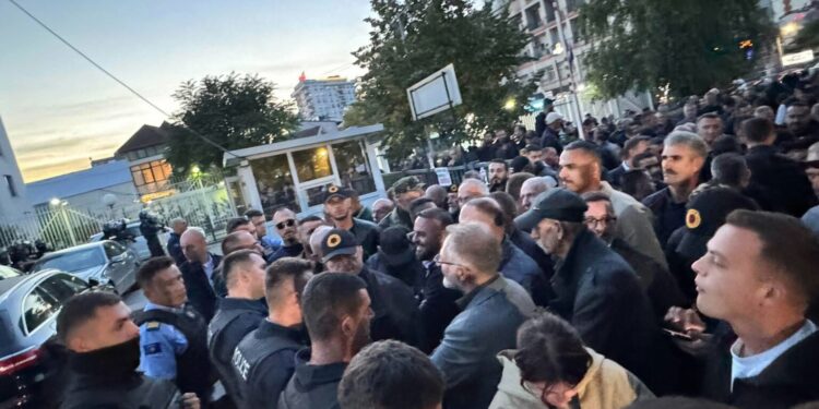 “Hajdeni”, protestuesit do të tentojnë të thyejnë kordonin policor