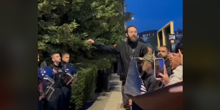 Çlirim Haziri i drejtohet policisë: Mos ju nënshtroni Albin Kurtit