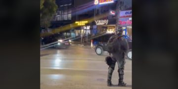 Albin Kurti iu ikë protestuesve, mbrojtja e afërt e nxjerr nga mbrapa Kuvendit