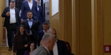 Mes gazit e tymit- Disa nga deputetët e Vetëvendosjes largohen nga Kuvendi