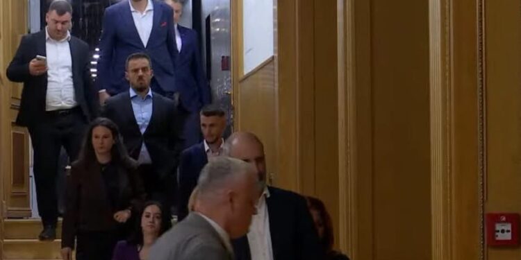 Mes gazit e tymit- Disa nga deputetët e Vetëvendosjes largohen nga Kuvendi