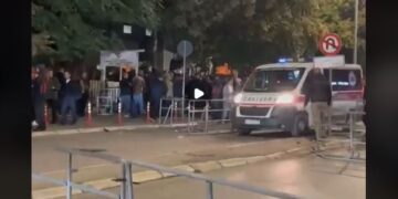Autoambulanca arrin në Kuvend, deputetët thonë se gazi lotsjellës ka hyrë brenda objektit (Video)