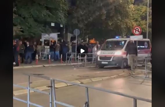 Autoambulanca arrin në Kuvend, deputetët thonë se gazi lotsjellës ka hyrë brenda objektit (Video)