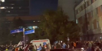 Një vajzë dërgohet drejt Emergjencës pas hedhjes së gazit lotsjellës nga policia