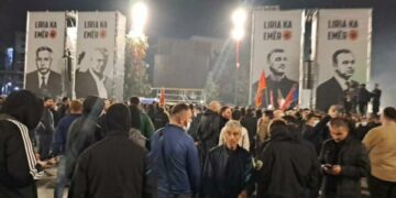 Situata më e re në shesh: Ende ka protestues, policia vazhdon të gjuajë gaz lotsjellës
