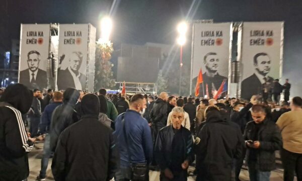 Situata më e re në shesh: Ende ka protestues, policia vazhdon të gjuajë gaz lotsjellës
