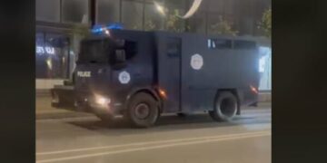 Policia i nxjerr edhe automjetet e rënda të saj në afërsi të Kuvendit të Kosovës