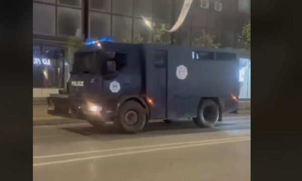 Policia i nxjerr edhe automjetet e rënda të saj në afërsi të Kuvendit të Kosovës