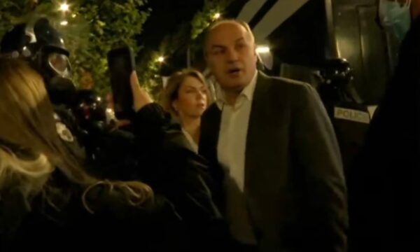Hoxhaj policëve: Ku është komandanti, kjo është sjellje pahijshme, e keni tepru