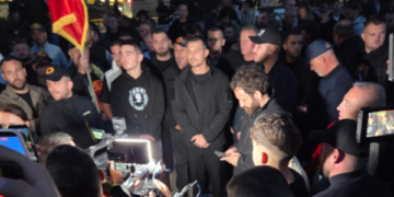 Nata e 21’të e protestës në shesh, kërkohet ligji për Specialen, të pranishëm edhe djali i Thaçit e ai Veselit