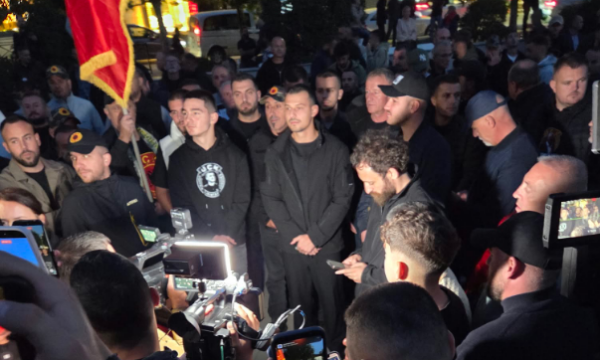 Nata e 21’të e protestës në shesh, kërkohet ligji për Specialen, të pranishëm edhe djali i Thaçit e ai Veselit