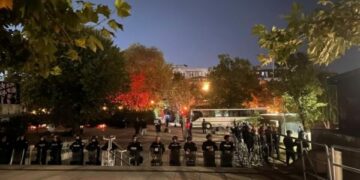 Forcat e shtuara policore bllokojnë hyrjen në shesh