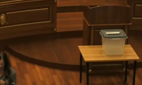 Nis seanca e jashtëzakonshme, pritet votimi i ligjit për specialen dhe zgjedhjen e presidentit