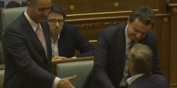 Pas komunikimeve me konferenca, Kurti e Hamza shtrëngojnë duart në Kuvend