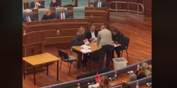 U mbyll votimi për presidenten me tre minuta vonesë