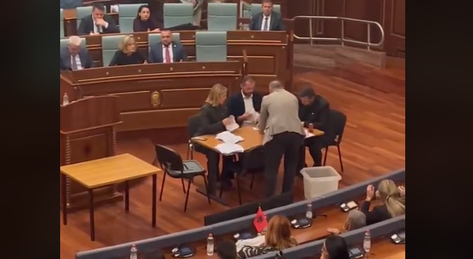 U mbyll votimi për presidenten me tre minuta vonesë
