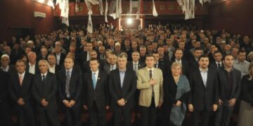 Hoxhaj uron presidenten me foton krahas Thaçit e Veselit