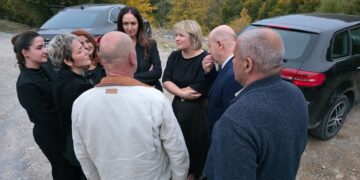 Po shkonin tek Ardita Sinani për ngushëllime/ Deputetët e LVV-së ndalohen në kufirin serb