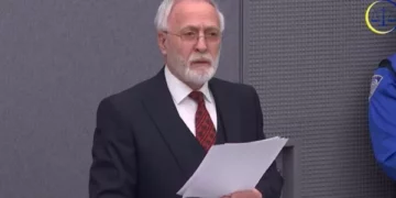 Presidentja viziton familjen e Jakup Krasniqit