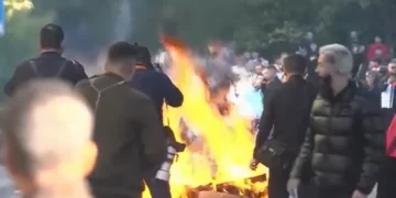 Gaz lotsjellës e zjarr në rrugë, tensione në protestën para Ministrisë së Arsimit në Shqipëri