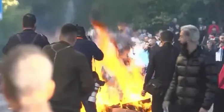 Gaz lotsjellës e zjarr në rrugë, tensione në protestën para Ministrisë së Arsimit në Shqipëri