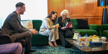 Presidentja vizitoi familjet e Thaçit, Veselit, Krasniqit e Selimit: Në përputhje me afatet ligjore do të veprojë lidhur me Ligjin për Dhomat e Specializuara