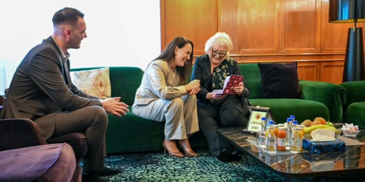 Presidentja vizitoi familjet e Thaçit, Veselit, Krasniqit e Selimit: Në përputhje me afatet ligjore do të veprojë lidhur me Ligjin për Dhomat e Specializuara