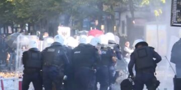 Përplasje fizike mes policisë dhe studentëve gjatë protestave në Tiranë