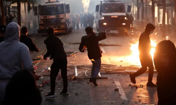 27 të lënduar nga protestat në Tiranë, mes tyre protestues, policë, gazetarë e diplomatë të huaj